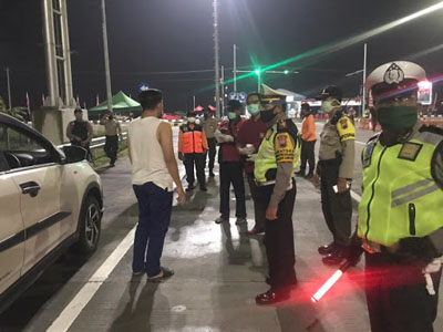 Ratusan Kendaraan di Perbatasan Sumbar Disuruh Putar Balik